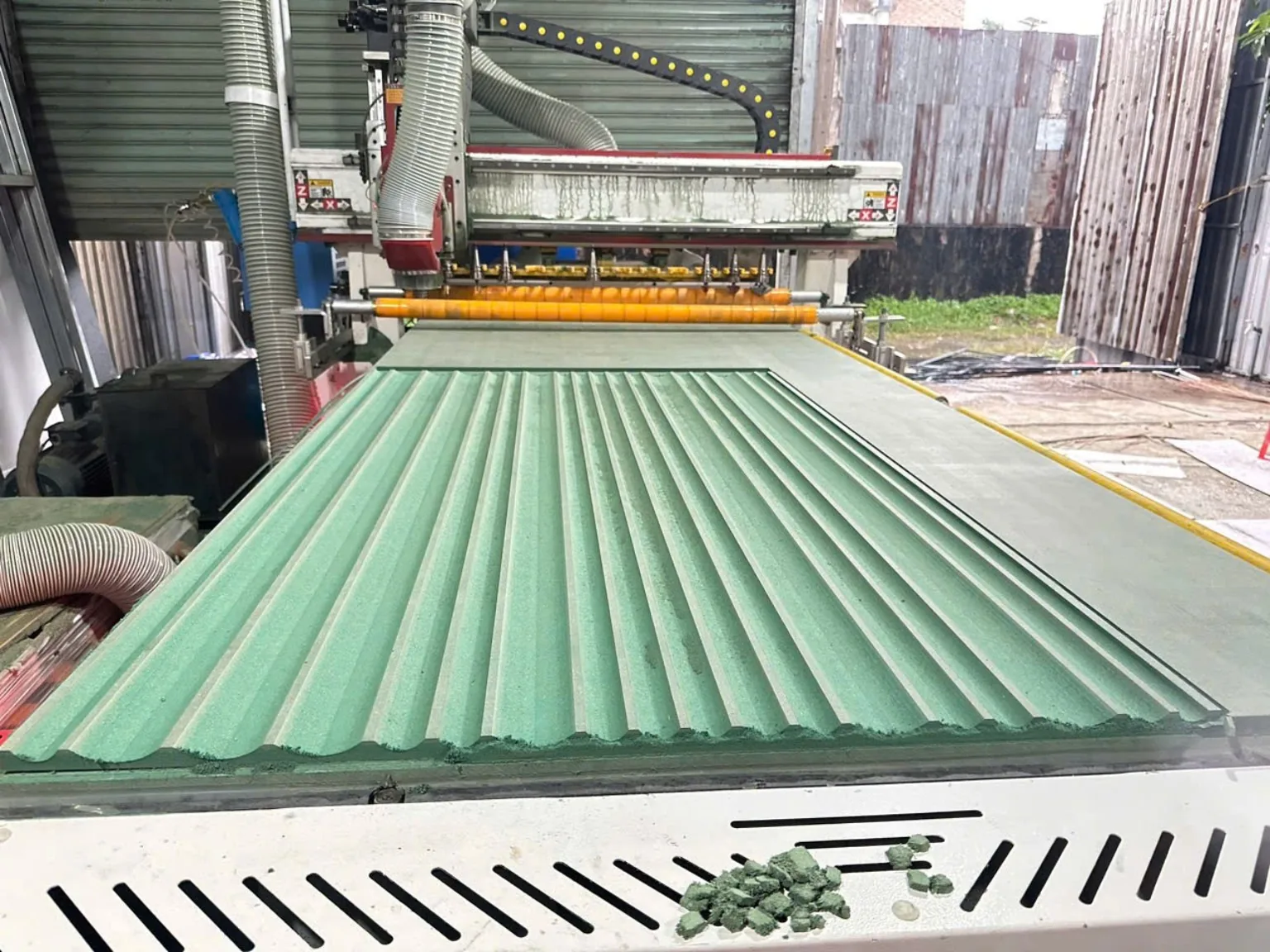 Máy CNC tại xưởng sản xuất nội thất