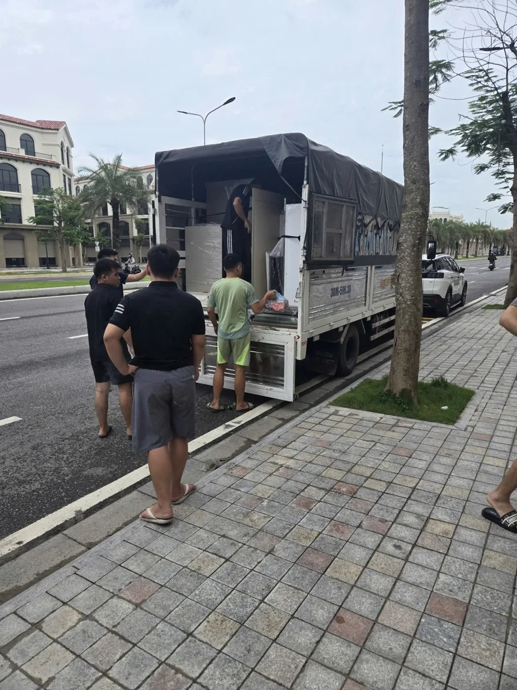 Vận chuyển và tập kết nội thất tại công trình – ảnh thực tế 1